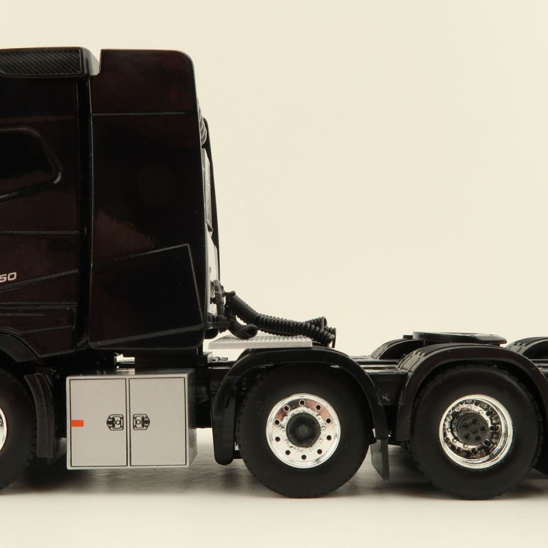 WSI 04-2146 Volvo FH5 Globetrotter 8x4 Prime Mover Truck - Scale 1:50