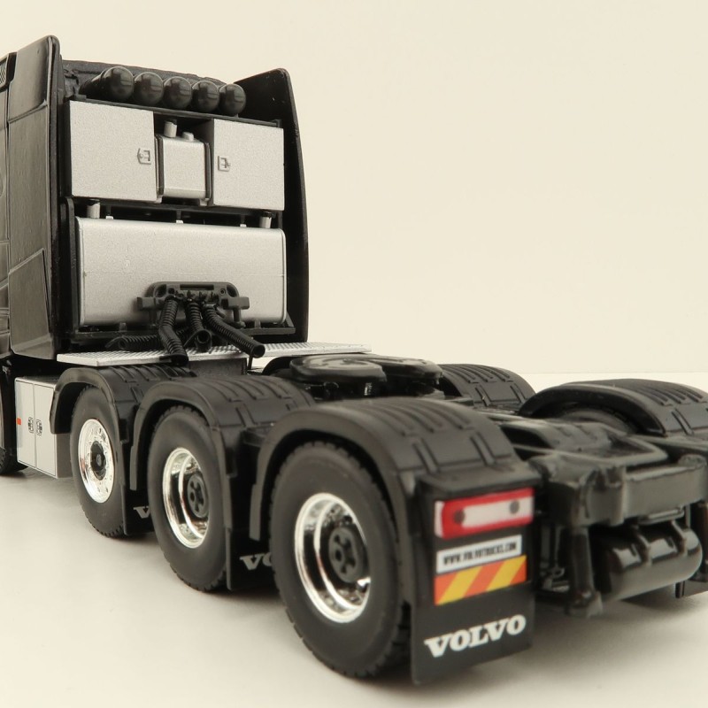 WSI 04-2146 Volvo FH5 Globetrotter 8x4 Prime Mover Truck - Scale 1:50