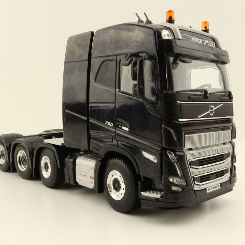 WSI 04-2146 Volvo FH5 Globetrotter 8x4 Prime Mover Truck - Scale 1:50