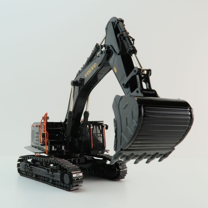 WSI 64-2013 - Large Volvo EC 950 F Tracked Excavator Limited Black Edition - Scale 1:50