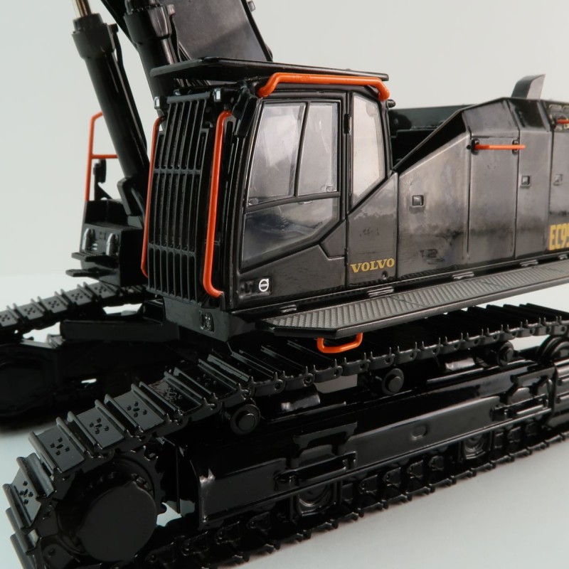 WSI 64-2013 - Large Volvo EC 950 F Tracked Excavator Limited Black Edition - Scale 1:50