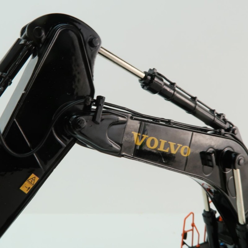 WSI 64-2013 - Large Volvo EC 950 F Tracked Excavator Limited Black Edition - Scale 1:50
