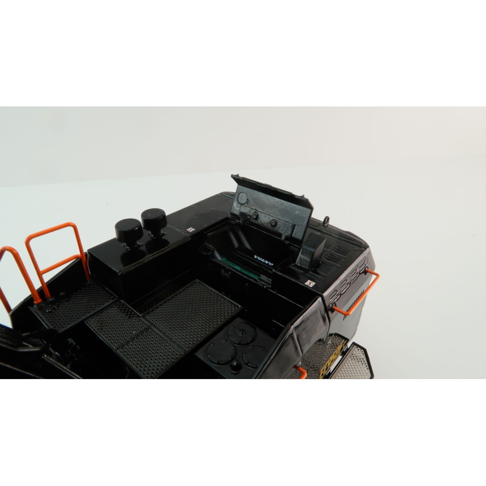 WSI 64-2013 - Large Volvo EC 950 F Tracked Excavator Limited Black Edition - Scale 1:50